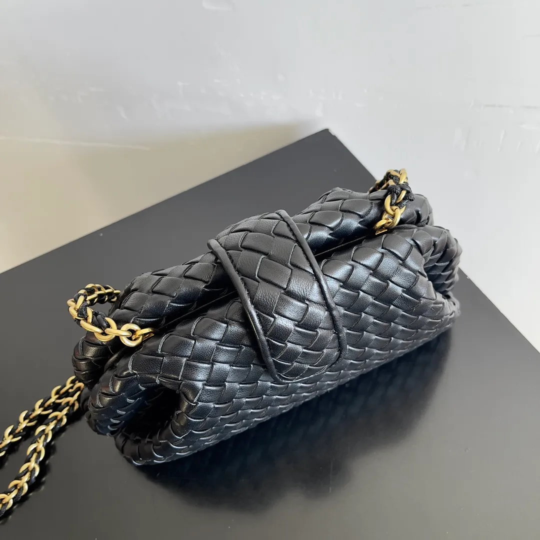 Batch 1880 BOTTEGA VENETA LAUREN 1980 small clutch bag is new! The small size that many people squat on is finally here. The self-adjustable zipper is a highlight of this bag. After being removed, it can be used as a handbag for important occasions. One bag unlocks two carrying methods at the same time. It is practical and has a unique sense of structure and beautiful lines. It is more elegant than a small cloud. It is a tribute to the classics and the pursuit of modernity. Style number: 804038 Size: 27*15*8cm